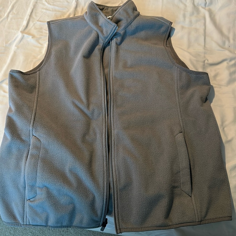 Women’s Lands End size 18 lightweight fleece zip vest with pockets. NWOT